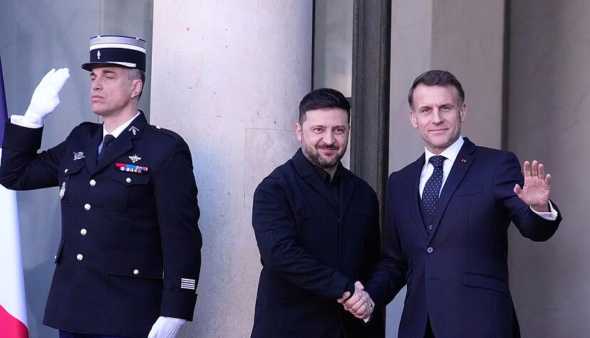 Der ukrainische Präsident Selenskyj hat mit Frankreichs Präsident Macron über eine Stärkung der Flugabwehr gesprochen. Der ukrainische Präsident Selenskyj hat mit Frankreichs Präsident Macron über eine Stärkung der Flugabwehr gesprochen.