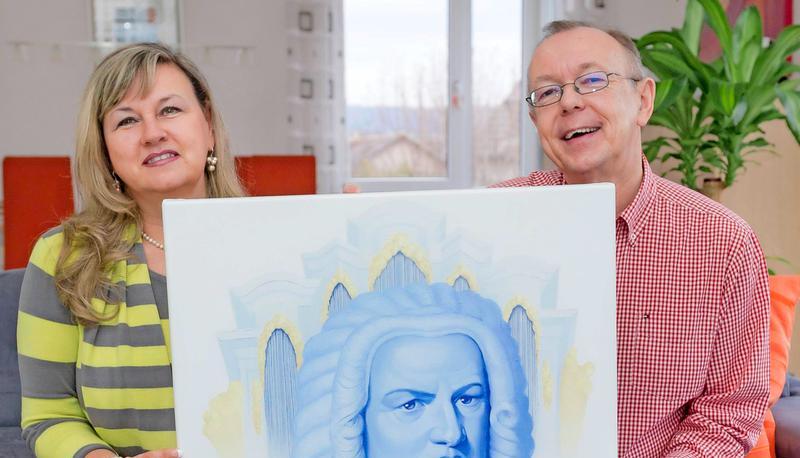 Inzwischen sammeln sie fast alles rund um Johann Sebastian Bach, auch Bilder: Peter Bach jr. und Ehefrau Renate wissen seit drei Jahren, dass der 57-Jährige die gleichen Vorfahren hat wie der Komponist. Foto:; Dennis Mugler
