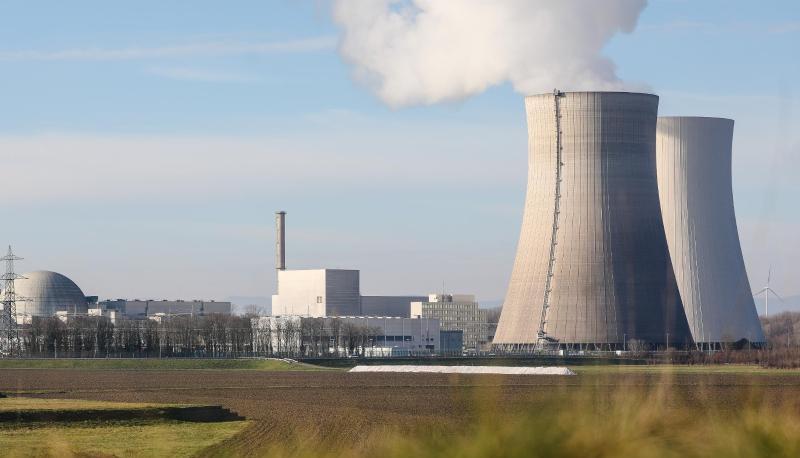 Wasserdampf steigt aus einem K&uuml;hlturm des Kernkraftwerks Philippsburg.