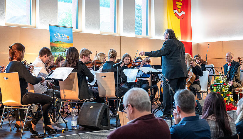 Schulturnhalle, Kita und Musikschule: Das alles ist im Michelbachhaus vereint. Bei der Einweihung und dem Tag der offenen T&uuml;r spielten Lehrer und Sch&uuml;ler auf.