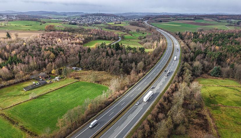 Die abgetrennten Hände waren in der Nacht zu Montag auf der Fahrbahn der A45 im Sauerland entdeckt worden. Die abgetrennten Hände waren in der Nacht zu Montag auf der Fahrbahn der A45 im Sauerland entdeckt worden.