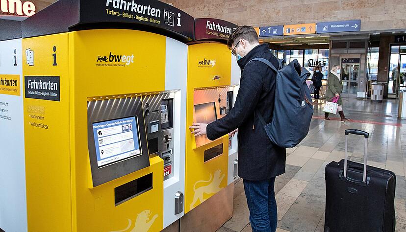 Tickets nach dem BW-Tarif gibt es schon seit 2018 am Automaten wie hier in Heilbronn, seit wenigen Wochen aber auch für Abokunden.
Foto: Andreas Veigel