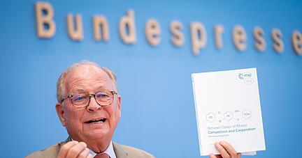 Wolfgang Ischinger, Vorsitzender der Münchner Sicherheitskonferenz, stellt den Munich Security Report 2021 in der Bundespressekonferenz vor. Foto: dpa 