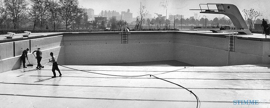 Am 2. März 1967 vergibt der Gemeinderat für das Freibad West den neuen Namen "Gesundbrunnen". Im Mai kurz vor der Eröffnung muss der Boden saubergespritzt werden, ehe das Wasser in das große Schwimmbecken eingelassen wird.