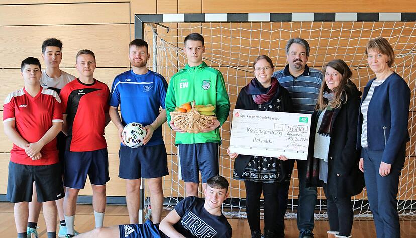 Die Jungs vom Sporttreff und Trainer Eduard Wintergoller (hinten Mitte) freuen sich über den Scheck, den (v. r.) Liane Pöhlmann an Inken Karle, Alexander Strienz, und Iris Körner vom Kreisjugendring übergibt.
Foto: Katrin Draskovits