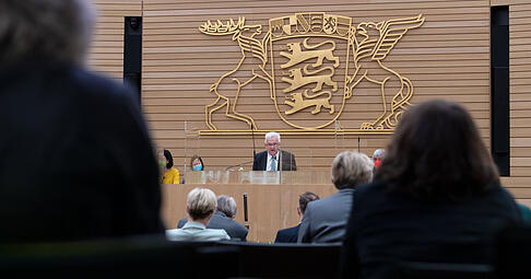 Winfried Kretschmann spricht bei der konstituierenden Sitzung im Landtag. Foto: dpa
