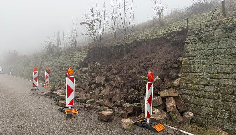 Auf der K2065 zwischen Brackenheim-Haberschlacht und Schwaigern-Niederhofen ist eine Natursteinmauer eingestürzt. Auf der K2065 zwischen Brackenheim-Haberschlacht und Schwaigern-Niederhofen ist eine Natursteinmauer eingestürzt.