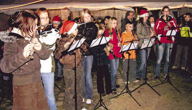Am Nikolaustag ist im Schlosspark unter anderem die Gemminger Jugendkapelle aufgetreten, und der Zauberer Mika verbl&uuml;ffte die G&auml;ste.
          Foto: Markus Pfr&uuml;nder