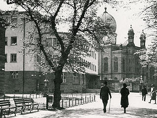 Zusammengestellt von Archiv und Dokumentation der Heilbronner Stimme - 
Synagoge und Post an der Allee 1931. An das jüdische Gotteshaus erinnern heute nur ein Gedenkstein
und das Kunstwerk „Die Kuppel“. Auf dem Grundstück steht heute das ehemalige Kino-Zentrum.