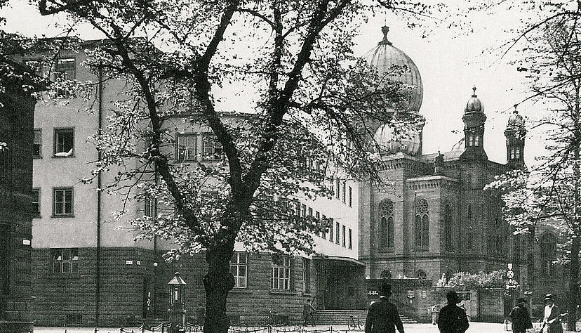 Zusammengestellt von Archiv und Dokumentation der Heilbronner Stimme 
Synagoge und Post an der Allee 1931. An das jüdische Gotteshaus erinnern heute nur ein Gedenkstein
und das Kunstwerk „Die Kuppel“. Auf dem Grundstück steht heute das ehemalige Kino-Zentrum.