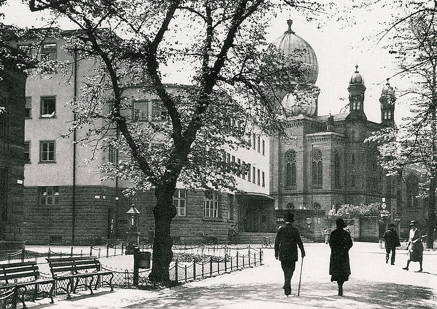Zusammengestellt von Archiv und Dokumentation der Heilbronner Stimme 
Synagoge und Post an der Allee 1931. An das jüdische Gotteshaus erinnern heute nur ein Gedenkstein
und das Kunstwerk „Die Kuppel“. Auf dem Grundstück steht heute das ehemalige Kino-Zentrum.
