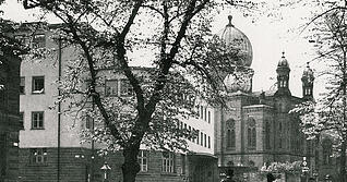 Zusammengestellt von Archiv und Dokumentation der Heilbronner Stimme - 
Synagoge und Post an der Allee 1931. An das jüdische Gotteshaus erinnern heute nur ein Gedenkstein
und das Kunstwerk „Die Kuppel“. Auf dem Grundstück steht heute das ehemalige Kino-Zentrum.