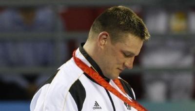 Mirko Englich schaut auf seine Medaille.