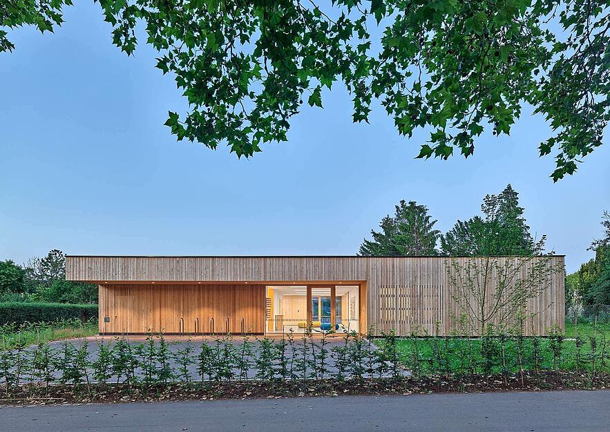 Ruhig, einladend, beschützend: In der Kindertagesstätte Anne Frank in Sontheim trennt das großzügige, lichte Foyer die Funktionsbereiche und bietet Platz für Begegnungen. Ruhig, einladend, beschützend: In der Kindertagesstätte Anne Frank in Sontheim trennt das großzügige, lichte Foyer die Funktionsbereiche und bietet Platz für Begegnungen.