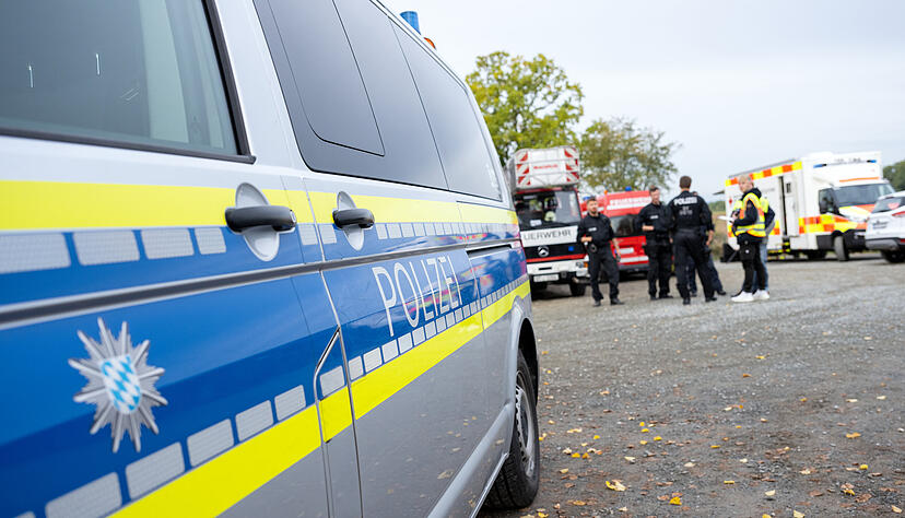 Nach mehreren Bombendrohungen hatte die Polizei in Baden-Württemberg mehrere Schulen geräumt. Sie ermittelt in mindestens 250 Bedrohungsfällen. Nach mehreren Bombendrohungen hatte die Polizei in Baden-Württemberg mehrere Schulen geräumt. Sie ermittelt in mindestens 250 Bedrohungsfällen.