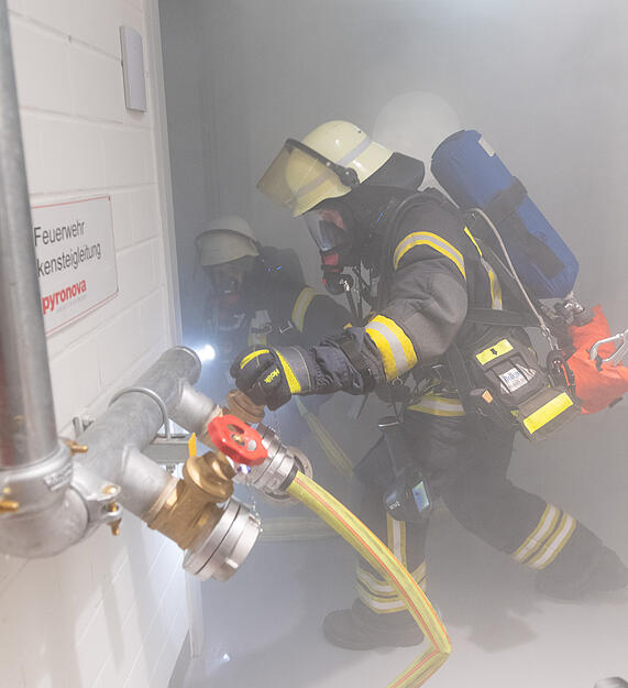 Übung auf Audi-Gelände: Feuerwehr am Gebäude A11 im Einsatz Übung auf Audi-Gelände: Feuerwehr am Gebäude A11 im Einsatz