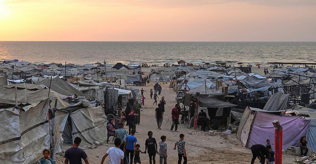 Hunderttausende Menschen versuchen, sich vor den israelischen Militärschlägen in Sicherheit zu bringen. Hunderttausende Menschen versuchen, sich vor den israelischen Militärschlägen in Sicherheit zu bringen.