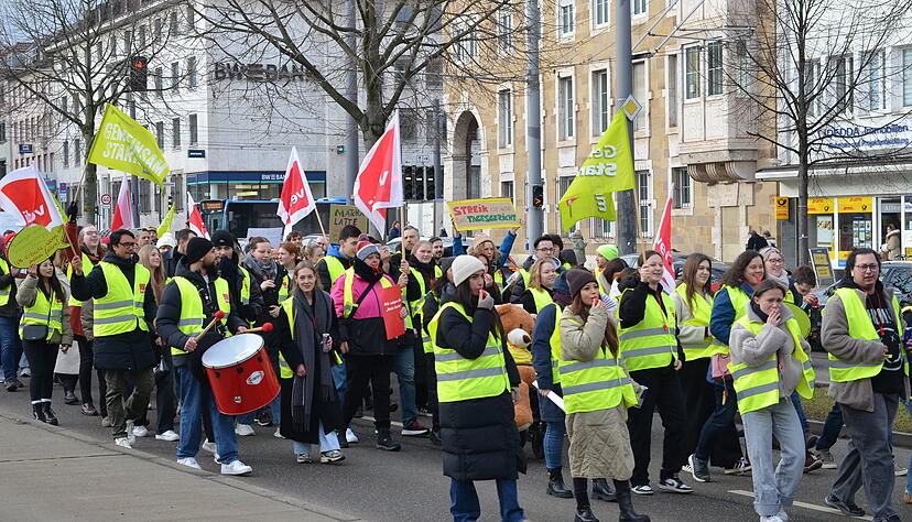 Lautstark ziehen die Streikenden durch Heilbronn, um vor der dritten Verhandlungsrunde Druck zu machen.
