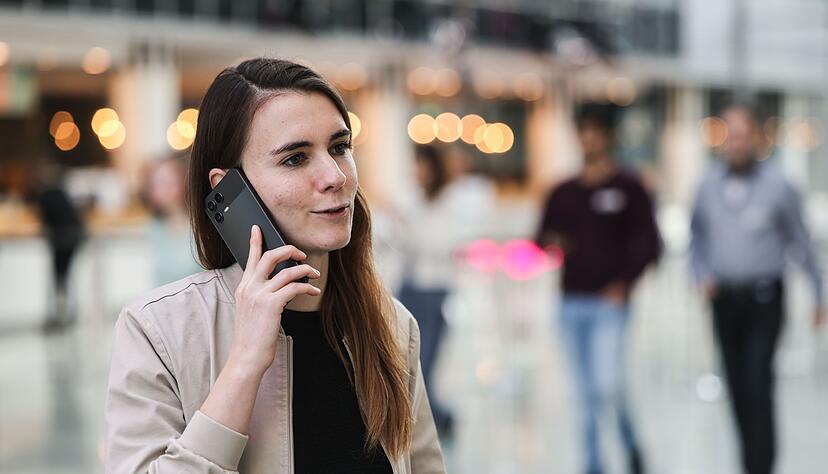 Die für KI zuständige Telekom-Mitarbeiterin Lena Drubel führt bei einer Testvorführung des KI-Assistenten ein Handytelefonat. Die für KI zuständige Telekom-Mitarbeiterin Lena Drubel führt bei einer Testvorführung des KI-Assistenten ein Handytelefonat.