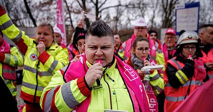 Vor Beginn einer weiteren Runde der Tarifverhandlungen im &ouml;ffentlichen Dienst demonstrieren Besch&auml;ftigte in Potsdam.