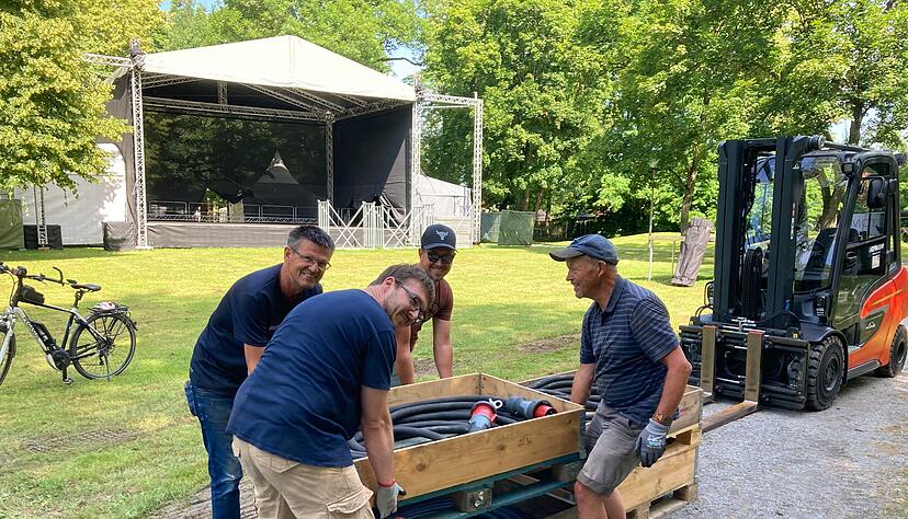 Im Bonfelder Schlosspark verlegen freiwillige Helfer die Starkstromkabel für die Bühnentechnik. Ein 200 Kilowatt starker Stromgenerator sorgt für die erforderliche Energie, um Musik zum Klingen und Licht zum Strahlen zu bringen.
Fotos: Jörg Kühl