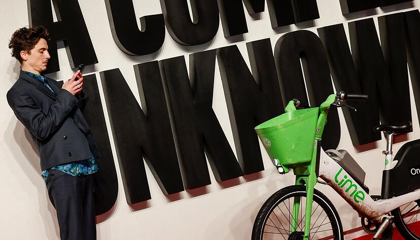Timoth&eacute;e Chalamet bei einer &laquo;Like A Complete Unknown&raquo;-Premiere 2025 in London mit Leihfahrrad auf dem roten Teppich. (Archivbild)