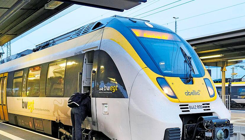 Ein Mix aus Rot und Gelb im Heilbronner Hauptbahnhof: Die neue Welt der Regionalzüge ist komplex. Es fahren moderne Züge von Abellio ...