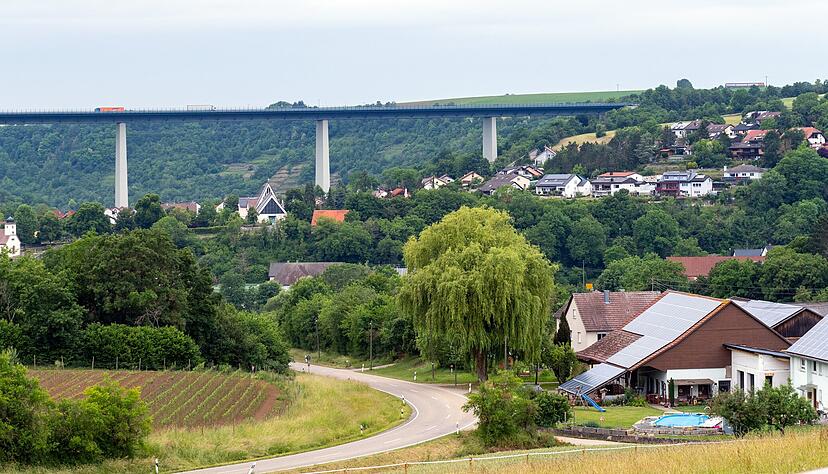 Das Rathaus Widdern wirbt mit der Autobahnbrücke als eine der Sehenswürdigkeiten der Stadt: Die Jagstquerung aus dem Jahr 1974 ist fast 900 Meter lang. Das Rathaus Widdern wirbt mit der Autobahnbrücke als eine der Sehenswürdigkeiten der Stadt: Die Jagstquerung aus dem Jahr 1974 ist fast 900 Meter lang.