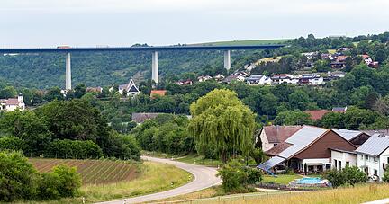 Das Rathaus Widdern wirbt mit der Autobahnbrücke als eine der Sehenswürdigkeiten der Stadt: Die Jagstquerung aus dem Jahr 1974 ist fast 900 Meter lang.