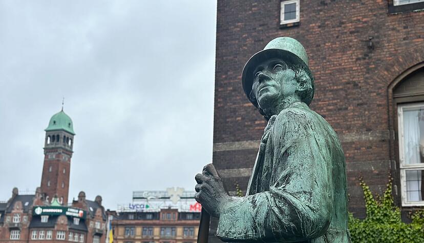 Eine Statue zu Ehren des d&auml;nischen Nationaldichters H.C. Andersen steht vor dem Rathaus von Kopenhagen.