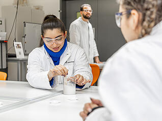 Konzentriert arbeiteten Schüler und Schülerinnen beim Berufspraxistag an kleinen Experimenten. Konzentriert arbeiteten Schüler und Schülerinnen beim Berufspraxistag an kleinen Experimenten.