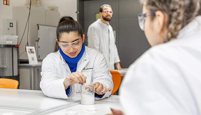 Konzentriert arbeiteten Schüler und Schülerinnen beim Berufspraxistag an kleinen Experimenten. Konzentriert arbeiteten Schüler und Schülerinnen beim Berufspraxistag an kleinen Experimenten.