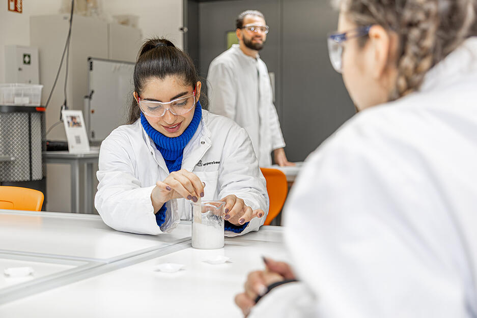 Konzentriert arbeiteten Schüler und Schülerinnen beim Berufspraxistag an kleinen Experimenten. Konzentriert arbeiteten Schüler und Schülerinnen beim Berufspraxistag an kleinen Experimenten.