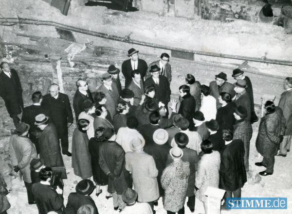 1967 informiert das Bürgermeisteramt mit einer Führung durch die Theaterruine interessierte Heilbronner über Möglichkeiten des Wiederaufbaus.