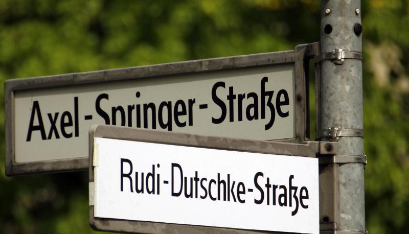 50 Jahre sp&auml;ter:&nbsp;Direkt vor dem Springer-Verlagshaus verl&auml;uft seit 2007 die Rudi-Dutschke-Stra&szlig;e. Foto:&nbsp;Johannes Eisele