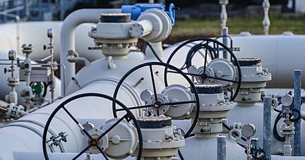 Die Verdichterstation in Mallnow nahe der deutsch-polnischen Grenze übernimmt vorwiegend russisches Erdgas. Von der Quelle bis zum Einsatzort legt das Erdgas in der Pipeline «Jagal» mehrere tausend Kilometer zurück. Die Verdichterstation in Mallnow nahe der deutsch-polnischen Grenze übernimmt vorwiegend russisches Erdgas. Von der Quelle bis zum Einsatzort legt das Erdgas in der Pipeline «Jagal» mehrere tausend Kilometer zurück.