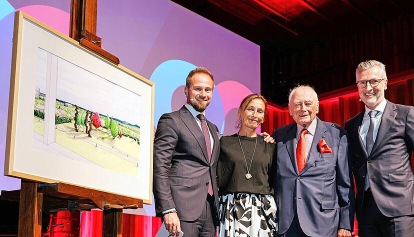 Eine Sammlung unterschiedlichster Bäume aus aller Welt soll den gesamten Würth-Campus in Gaisbach säumen. Dieses Geschenk von Familie und Firma überreichten Benjamin und Marion Würth (l.) sowie CEO Robert Friedmann (r.) in Form eines symbolischen Gemäldes von Uli Olpp mit Blick vom Carmen-Würth-Forum. Eine Sammlung unterschiedlichster Bäume aus aller Welt soll den gesamten Würth-Campus in Gaisbach säumen. Dieses Geschenk von Familie und Firma überreichten Benjamin und Marion Würth (l.) sowie CEO Robert Friedmann (r.) in Form eines symbolischen Gemäldes von Uli Olpp mit Blick vom Carmen-Würth-Forum.