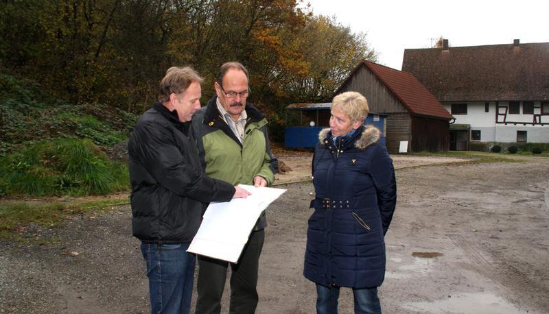 Mit dem Gochsener Containerstandort für bis zu 36 Asylbewerber sind (v.l.) Thilo Vogt, Manfred Mezger und Ingeborg Neubauer nicht einverstanden.
Foto: Ute Plückthun