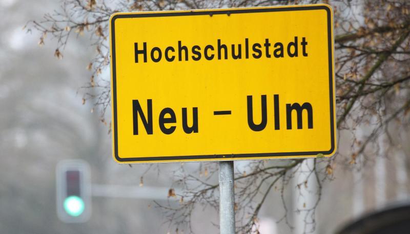 Ein Schild steht in Neu-Ulm am Ortseingang. Foto: Stefan Puchner/Archiv