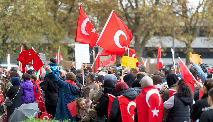 Teilnehmer schwenken türkische Fahnen bei der Pro-Palästina-Kundgebung am Sonntag in Heilbronn: Wer nicht Türkisch spricht, konnte die meisten Redebeiträge nicht verstehen. Teilnehmer schwenken türkische Fahnen bei der Pro-Palästina-Kundgebung am Sonntag in Heilbronn: Wer nicht Türkisch spricht, konnte die meisten Redebeiträge nicht verstehen.