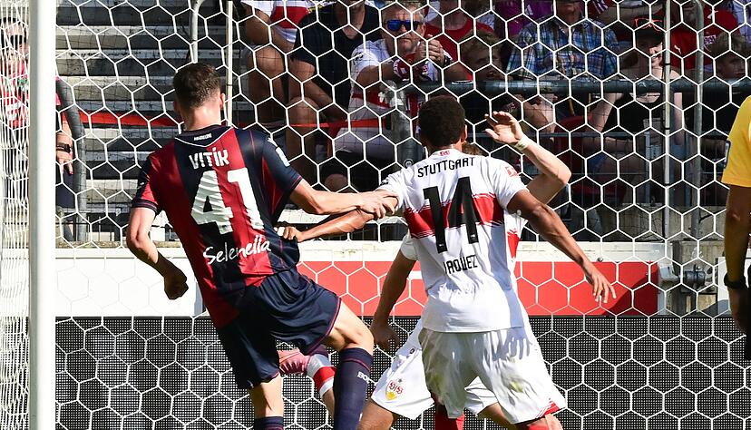 Martin Vitik (l) brachte den FC Bologna mit 1:0 in F&uuml;hrung.