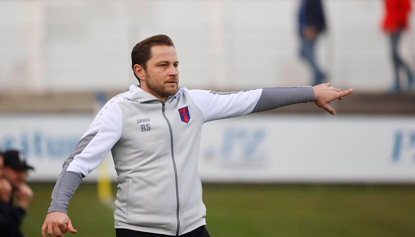 Auch Hollenbachs Trainer Reinhard Schenker hat an der Seitenlinie alles gegeben.