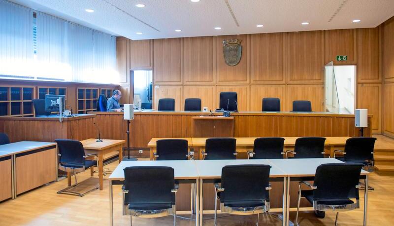 Großer Strafkammersaal im Landgericht Heilbronn: Für traumatisierte Zeugen, zum Beispiel Opfer von Sexualdelikten, ist dieser Raum furchteinflößend.
Foto: Mario Berger Großer Strafkammersaal im Landgericht Heilbronn: Für traumatisierte Zeugen, zum Beispiel Opfer von Sexualdelikten, ist dieser Raum furchteinflößend.
Foto: Mario Berger