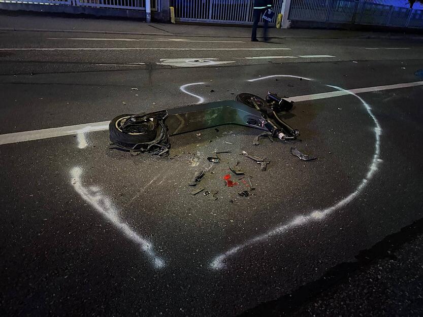 Der E-Roller ist nach dem Unfall in der Heilbronner Austraße in viele Einzelteile zerlegt. Der E-Roller ist nach dem Unfall in der Heilbronner Austraße in viele Einzelteile zerlegt.