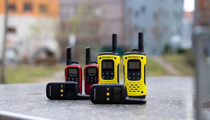 Robuster Auftritt: Anders als die meisten Smartphones fühlen sich viele Walkie-Talkies in ruppiger Umgebung wohl. Robuster Auftritt: Anders als die meisten Smartphones fühlen sich viele Walkie-Talkies in ruppiger Umgebung wohl.