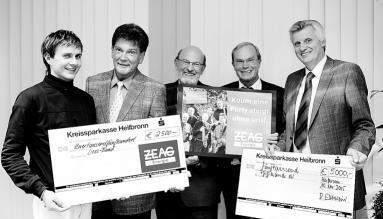 Andr&eacute; Ettl (v. li.) von Pfiffigunde nimmt Schecks von Albrecht Bohnet (Lions), Michael Kirsch (Zeag), Lutz Wagner und Karl Seiter (Lions) an. (Foto: Seidel)