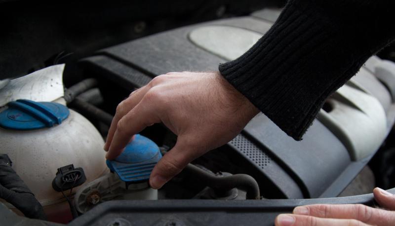 Scheibenwischwasser mit Frostschutz ist im Winter wichtig f&uuml;r die klare Sicht. (Symbolbild).