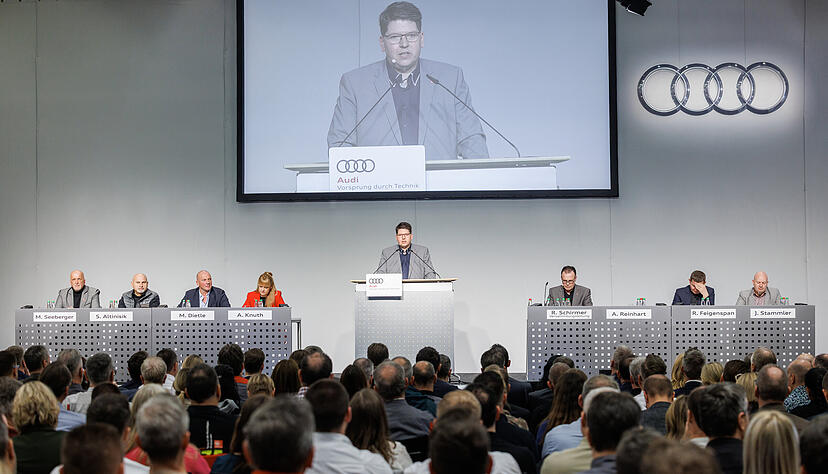 Alexander Reinhart, stellvertretender Betriebsratsvorsitzender des Audi-Werks Neckarsulm, berichtet auf der Betriebsversammlung über die Zukunftsvereinbarung. Alexander Reinhart, stellvertretender Betriebsratsvorsitzender des Audi-Werks Neckarsulm, berichtet auf der Betriebsversammlung über die Zukunftsvereinbarung.