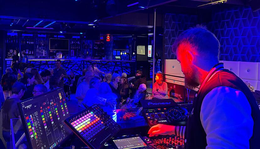 Für die Senioren spielt der DJ Hits aus deren Jugend. Für die Senioren spielt der DJ Hits aus deren Jugend.