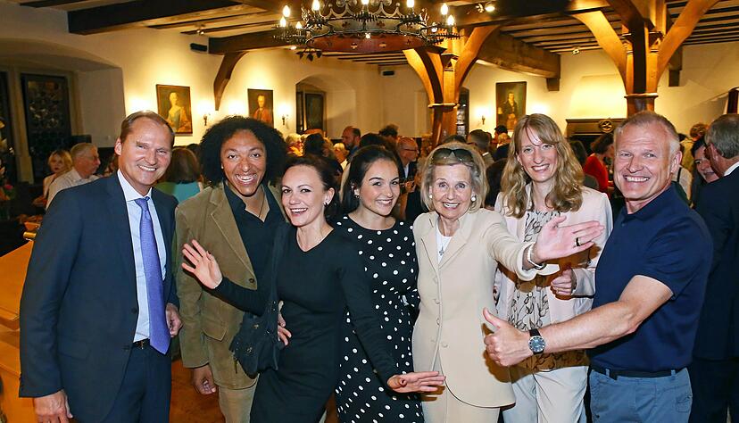 Götz Freiherr von Berlichingen, Felix Frenken, Valerija Laubach, Luisa Meloni, Alexandra Freifrau von Berlichingen, Isabell Huber, Rainer Hinderer (v.l.).
Foto: Ralf Seidel Götz Freiherr von Berlichingen, Felix Frenken, Valerija Laubach, Luisa Meloni, Alexandra Freifrau von Berlichingen, Isabell Huber, Rainer Hinderer (v.l.).
Foto: Ralf Seidel